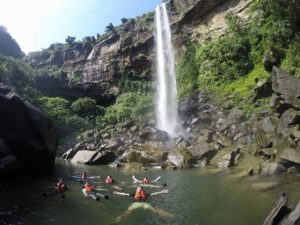 西表島のピナイサーラの滝壺で水浴び