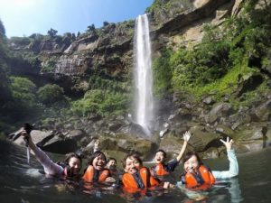 西表島の人気観光スポットでピナイサーラの滝つぼで水浴び