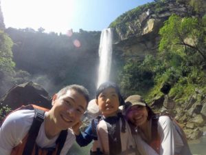 ピナイサーラの滝つぼで家族そろって記念撮影