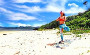 小浜島の美しいビーチで体験するヨガ