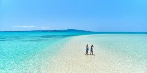 浜島を散策する女性