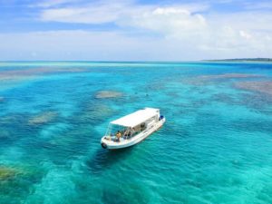 透明度抜群の海に浮かぶボート