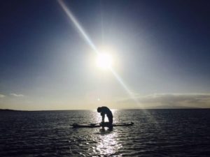 エクササイズ効果の高いSUPヨガをする女性