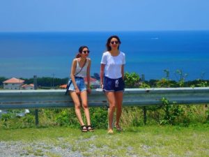 石垣島の夏休みに旅行する女性