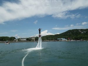 石垣島で今人気のアクティビティであるフライボート体験
