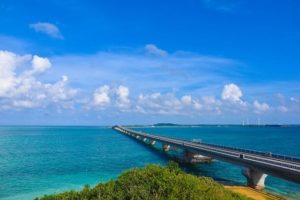 透明度抜群の海が眺められる池間大橋