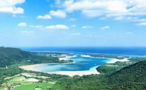 石垣島の川平湾を上空から撮影