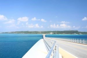 沖縄の橋をドライブ