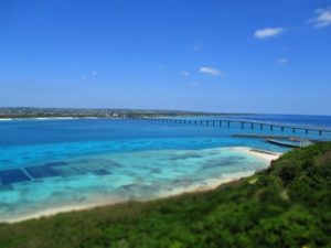 夏の来間島から見る宮古島の風景