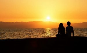 西表島で夕日を眺めるカップル