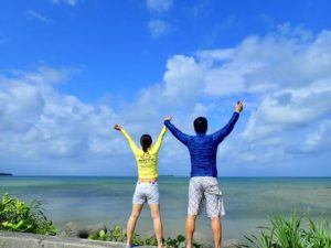 カップルで宮古島のビーチを眺める