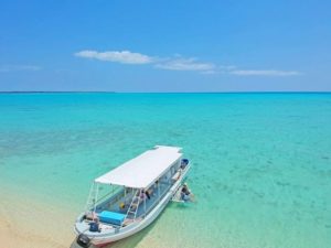 小浜島の海とシュノーケル船