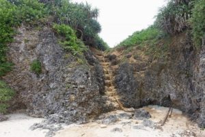 池間島の人気のビーチである池間ロープ