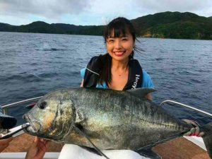 西表島の釣りツアーで大物をゲットした女性