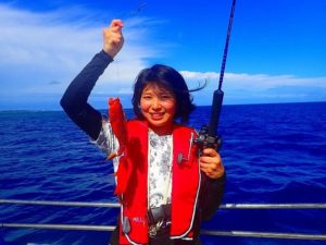 西表島で釣りを楽しむ女性