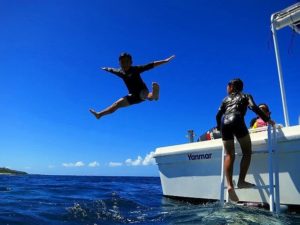 豪快に海へダイブする子供