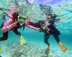 小浜島の透明度抜群の海をシュノーケリングで満喫