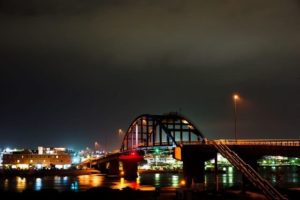 夜のサザンゲートブリッジ