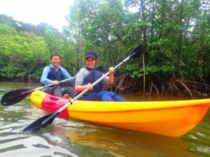 宮良川でマングローブカヌーをするカップル
