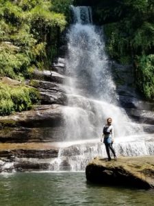 西表島のナーラの滝で記念撮影