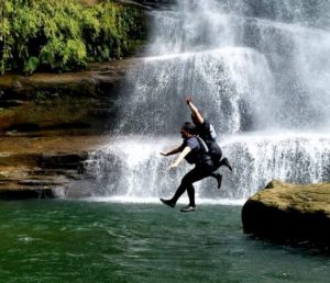 西表島のナーラの滝で滝つぼ遊び