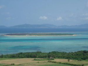 嘉弥真島の遠景