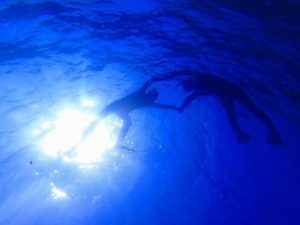 小浜島の海で遊ぶ人たち