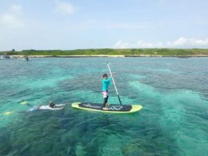 SUPやシュノーケリングで遊ぶ人達