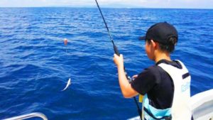 小浜島で釣りをする子供