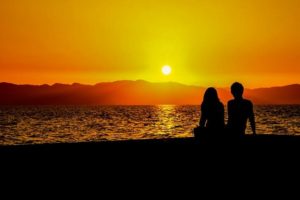 小浜島で夕日を眺めるカップル