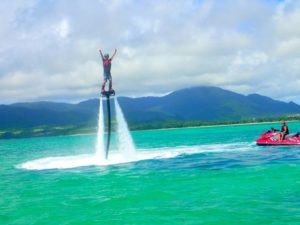 水上を飛ぶフライボード