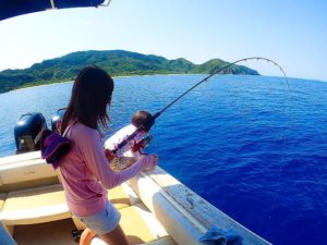 石垣島で釣りを楽しむ女性