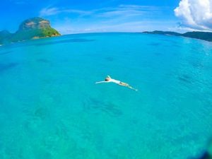 小浜島の海に浮かぶ人