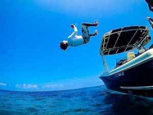 西表島の海に豪快にダイブ