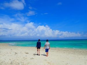 夏の西表島旅行をする男性の服装