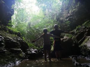 西表島で鍾乳洞探検をするカップル