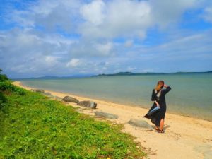 鳩間島のビーチを散策する女性