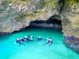 石垣島の青の洞窟でのシュノーケリング