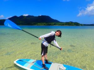 石垣島の川平湾でSUPをする女性