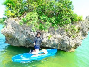 石垣島の川平湾でサップ体験をする女性