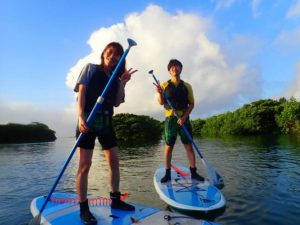 カップルで宮良川でのSUPクルージングを体験