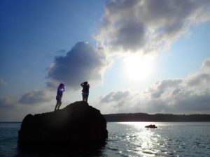 宮古島の海に浮かぶ岩の上で記念撮影