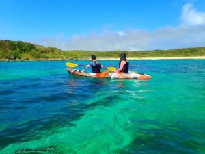 宮古島の海でカヌーをするカップル