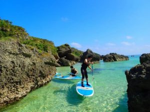 宮古島の海でSUPを楽しむ人