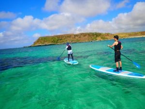 宮古島の海でSUPをするカップル