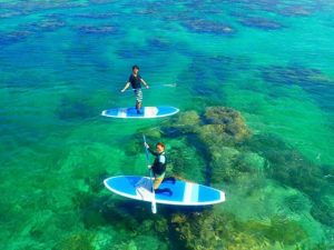 海底が透けて見えるほどの綺麗な海でSUPを体験