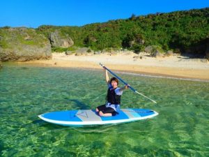 透明度抜群の海で行うSUP体験