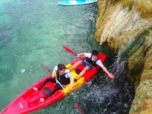 宮古島の海でカヤックをするカップル