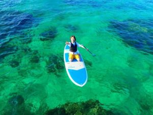 一人旅で宮古島サップ体験をする女性