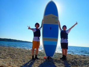 2月の宮古島でのＳＵＰを体験する女性